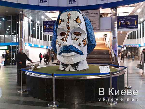 Голова Гоголя на Южном вокзале в Киеве