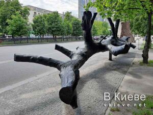 Инсталляция «Взгляд в прошлое» на проспекте Победы в Киеве