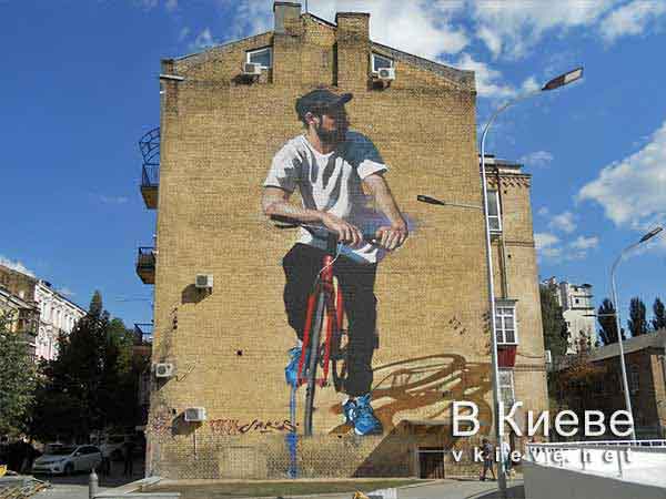 Мурал с велосипедистом возле велотрека в Киеве