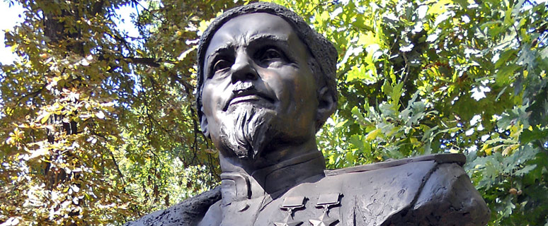 Памятник-бюст Ковпаку в Парке Славы Черняховский Памятник