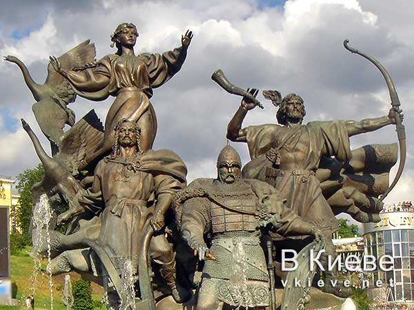 Памятник-фонтан основателям Киева на Майдане