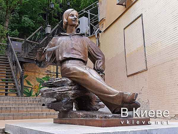 Памятник Николаю Гоголю на Андреевском спуске в Киеве
