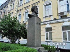 Памятник Михаилу Драгоманову в Киеве
