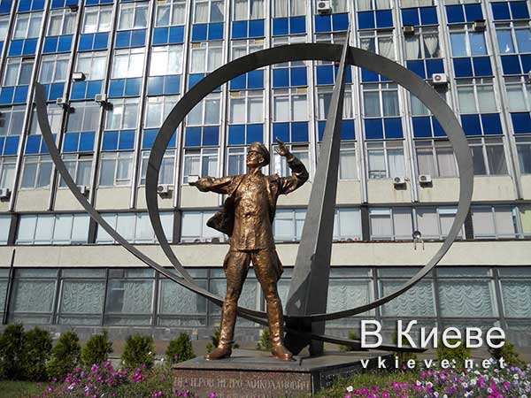 Памятник Нестерову в Киеве. Мертвая петля