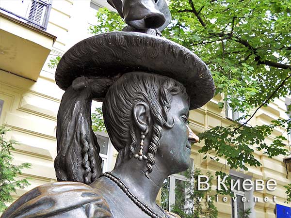 Памятник Проне Прокоповне и Голохвастову в Киеве
