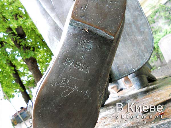 Памятник Проне Прокоповне и Голохвастову в Киеве