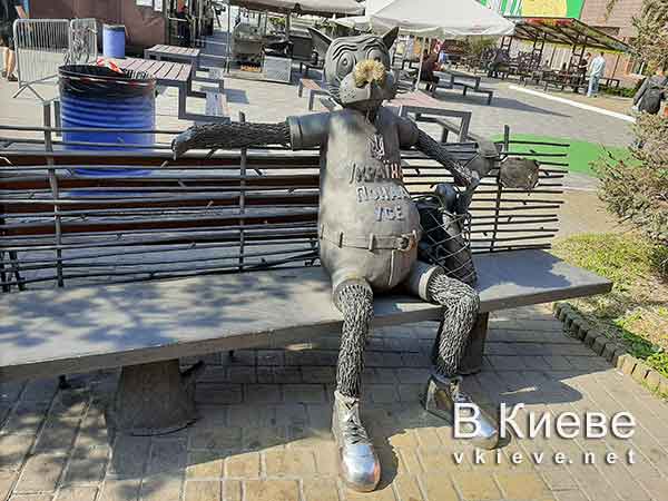 Скульптура «Волк-патриот» в Киеве